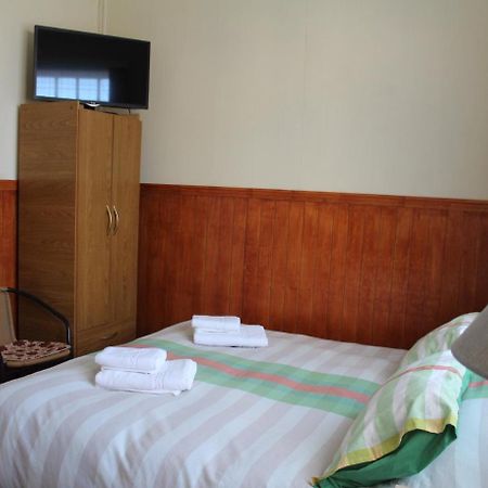 Hostal Y Cabanas Ainil Punta Arenas Exterior foto