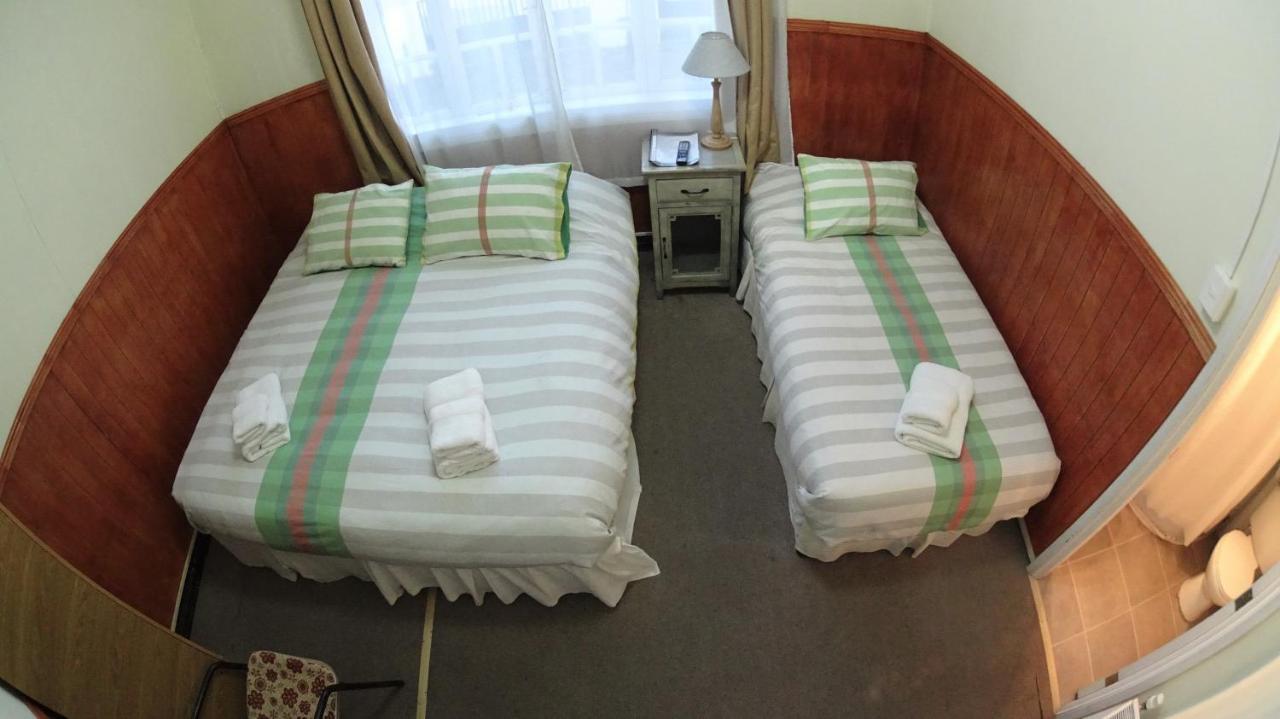 Hostal Y Cabanas Ainil Punta Arenas Exterior foto